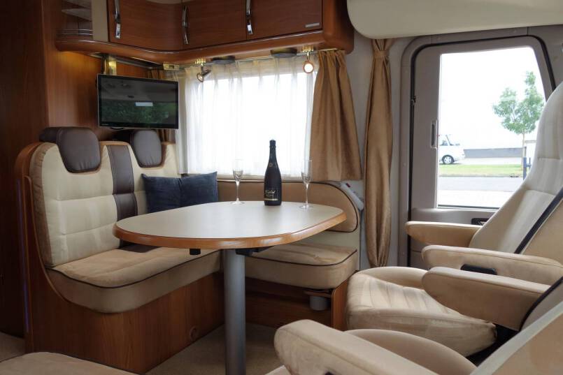Hymer B 674 SL 3.0 Automaat, Elegance Silver, 2 aparte bedden, garage 17