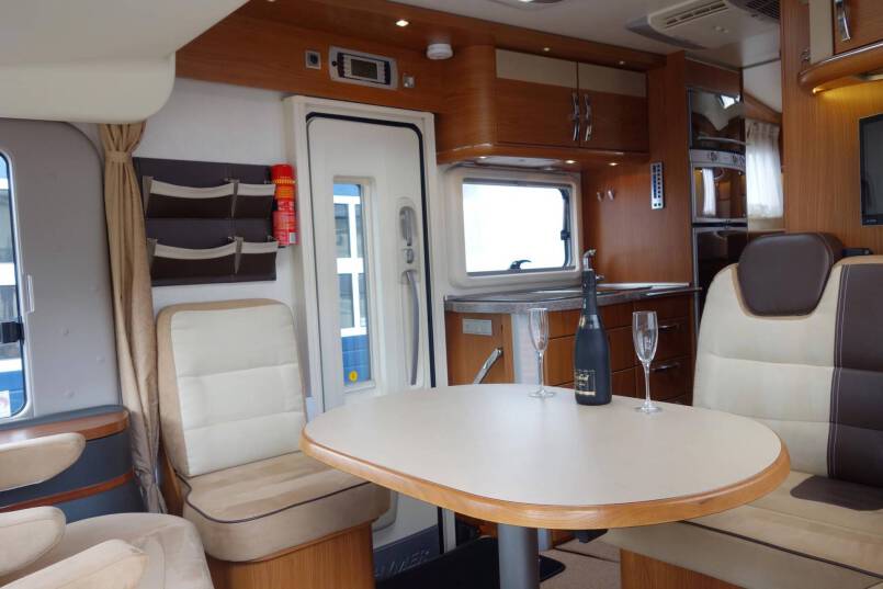 Hymer B 674 SL 3.0 Automaat, Elegance Silver, 2 aparte bedden, garage 18