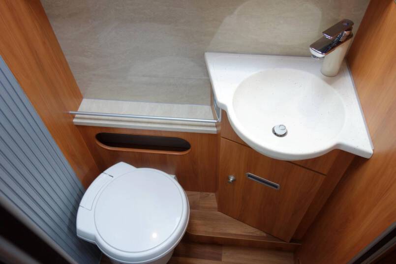 Hymer B 678 AUTOMAAT, 180 pk, 2 aparte bedden 37
