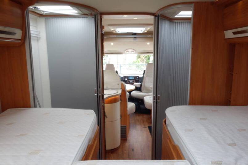 Hymer B 678 AUTOMAAT, 180 pk, 2 aparte bedden 39