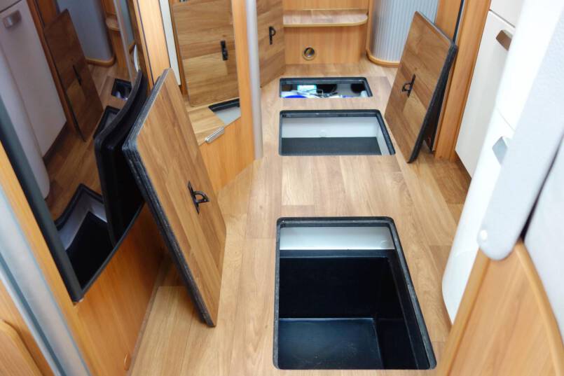 Hymer B 678 AUTOMAAT, 180 pk, 2 aparte bedden 40