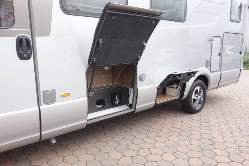 Hymer B 704 SL SupremeLine AUTOMAAT, 180 pk, Crystal-zilver metallic, 2 aparte bedden 28