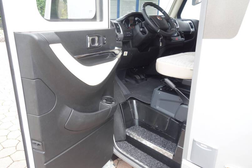 Hymer B 704 SL SupremeLine AUTOMAAT, 180 pk, Crystal-zilver metallic, 2 aparte bedden 32
