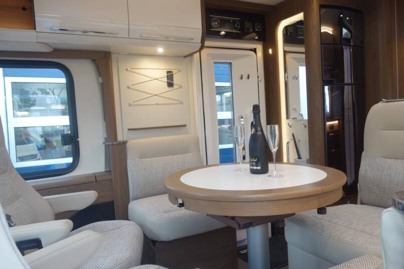 Hymer B 704 SL SupremeLine AUTOMAAT, 180 pk, Crystal-zilver metallic, 2 aparte bedden 49