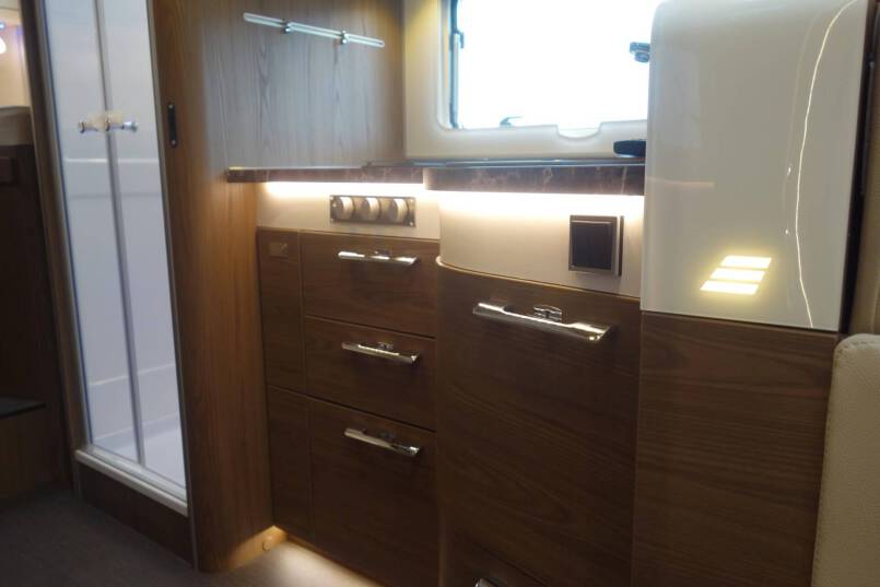 Hymer B 704 SL SupremeLine AUTOMAAT, 180 pk, Crystal-zilver metallic, 2 aparte bedden 51
