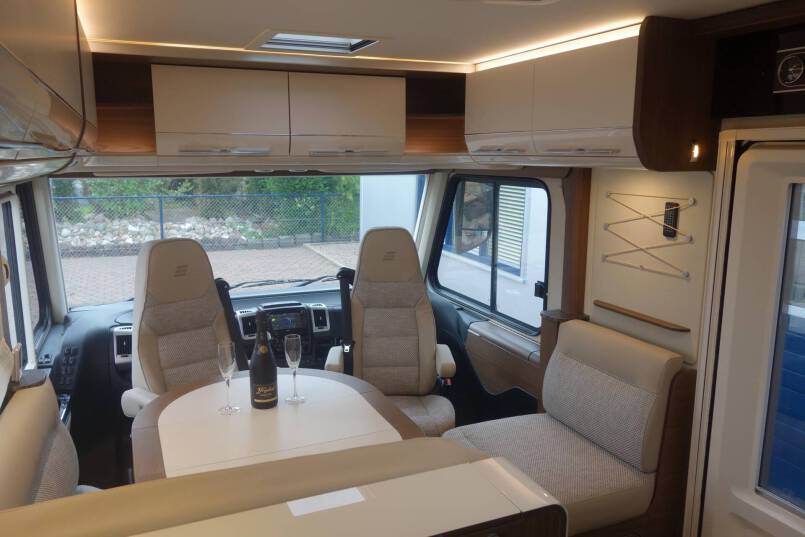 Hymer B 704 SL SupremeLine AUTOMAAT, 180 pk, Crystal-zilver metallic, 2 aparte bedden 59