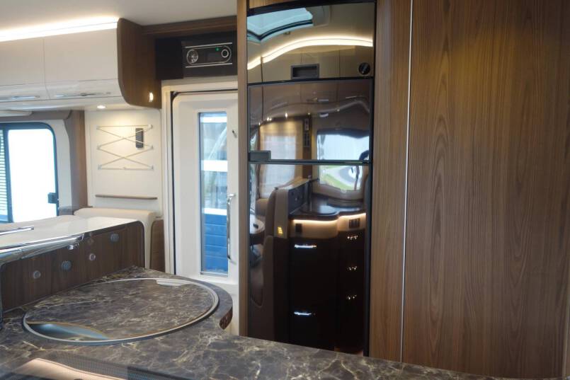 Hymer B 704 SL SupremeLine AUTOMAAT, 180 pk, Crystal-zilver metallic, 2 aparte bedden 60
