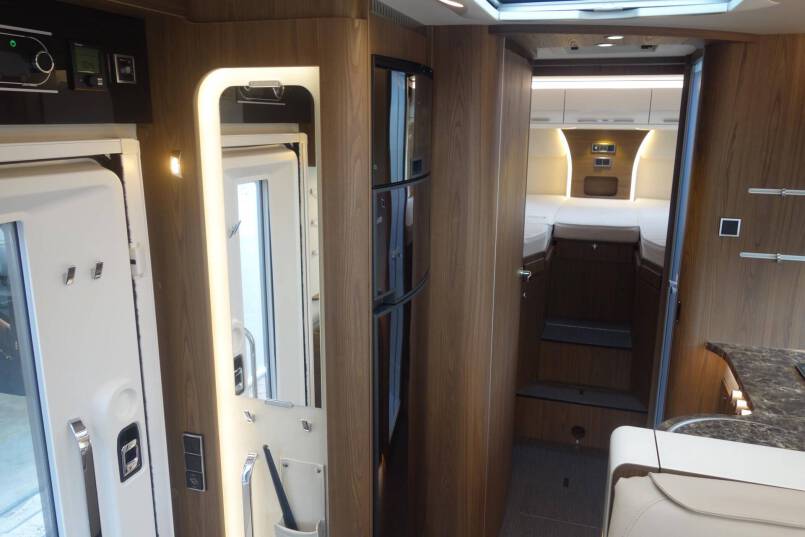Hymer B 704 SL SupremeLine AUTOMAAT, 180 pk, Crystal-zilver metallic, 2 aparte bedden 61