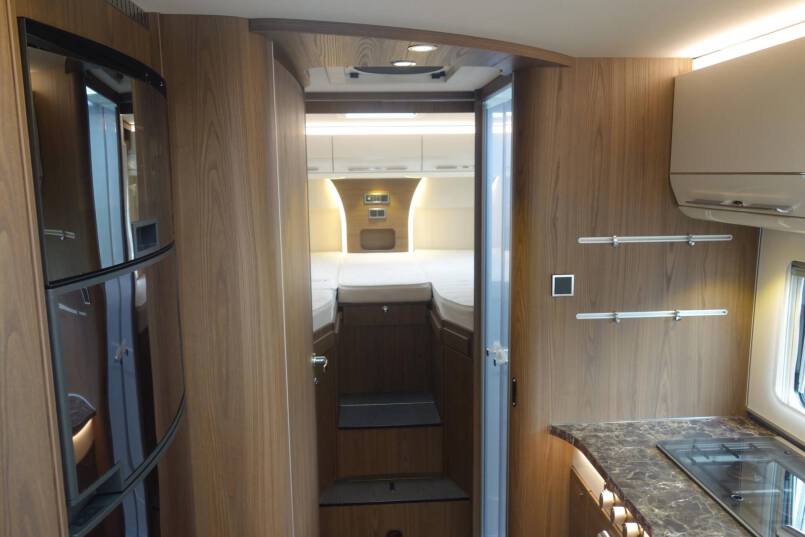 Hymer B 704 SL SupremeLine AUTOMAAT, 180 pk, Crystal-zilver metallic, 2 aparte bedden 62