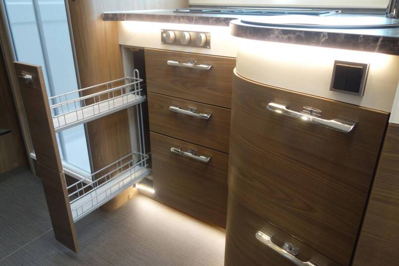 Hymer B 704 SL SupremeLine AUTOMAAT, 180 pk, Crystal-zilver metallic, 2 aparte bedden 64
