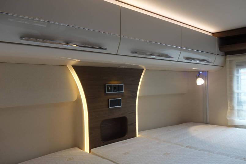 Hymer B 704 SL SupremeLine AUTOMAAT, 180 pk, Crystal-zilver metallic, 2 aparte bedden 74