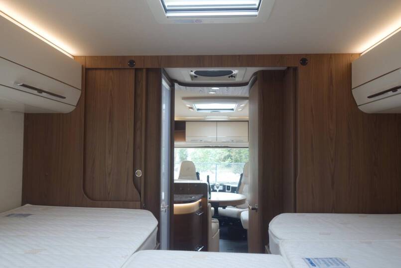 Hymer B 704 SL SupremeLine AUTOMAAT, 180 pk, Crystal-zilver metallic, 2 aparte bedden 75