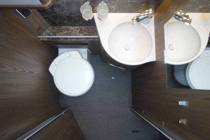 Hymer B 704 SL SupremeLine AUTOMAAT, 180 pk, Crystal-zilver metallic, 2 aparte bedden 77