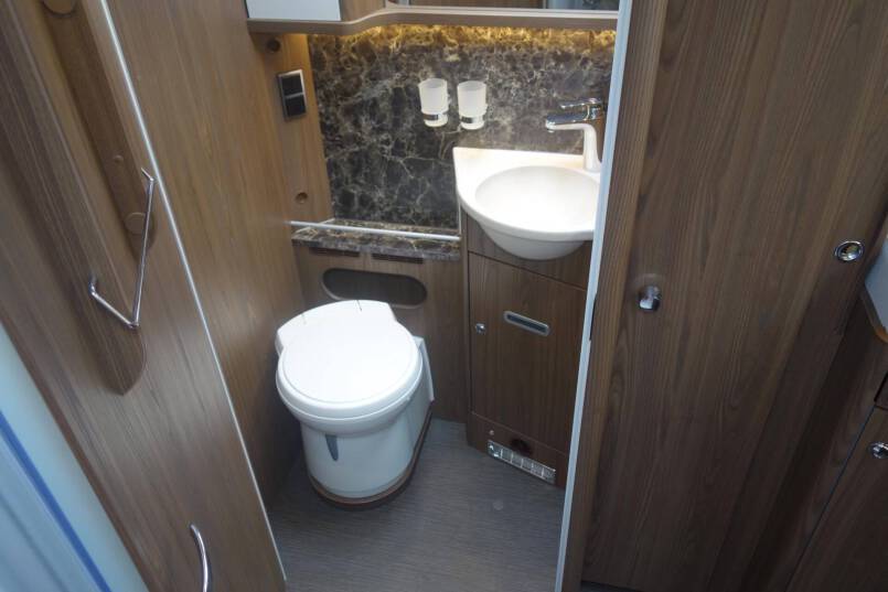 Hymer B 704 SL SupremeLine AUTOMAAT, 180 pk, Crystal-zilver metallic, 2 aparte bedden 78