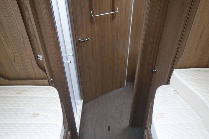 Hymer B 704 SL SupremeLine AUTOMAAT, 180 pk, Crystal-zilver metallic, 2 aparte bedden 80