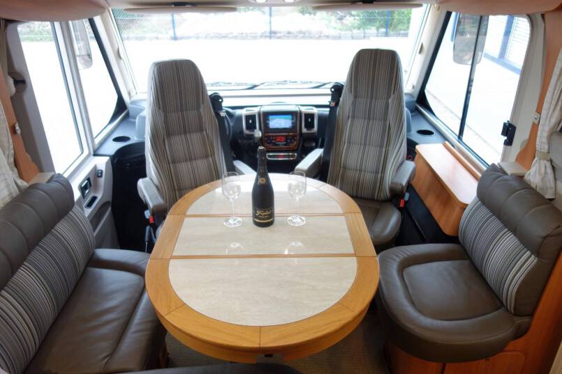 Hymer B 588 AUTOMAAT 180 PK, 2 aparte bedden, garage 9