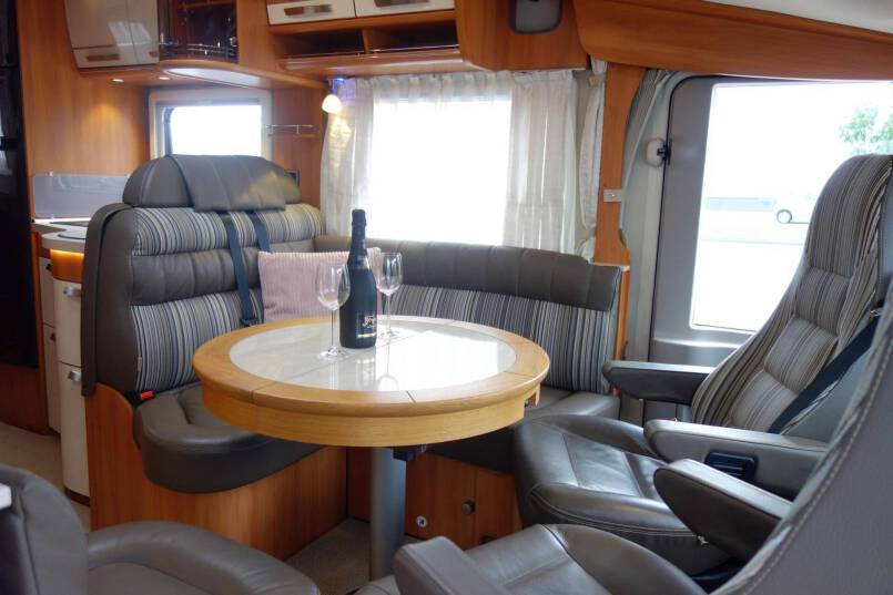 Hymer B 588 AUTOMAAT 180 PK, 2 aparte bedden, garage 11