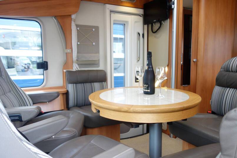 Hymer B 588 AUTOMAAT 180 PK, 2 aparte bedden, garage 12