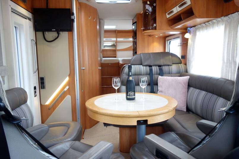 Hymer B 588 AUTOMAAT 180 PK, 2 aparte bedden, garage 13