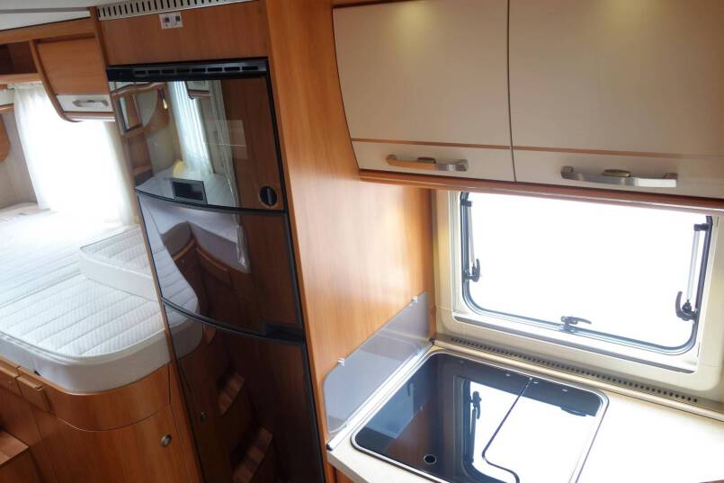 Hymer B 588 AUTOMAAT 180 PK, 2 aparte bedden, garage 16