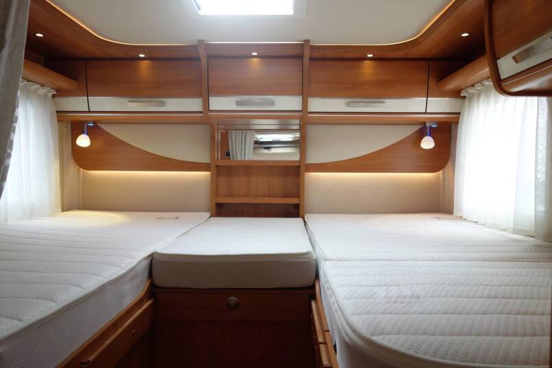 Hymer B 588 AUTOMAAT 180 PK, 2 aparte bedden, garage 17