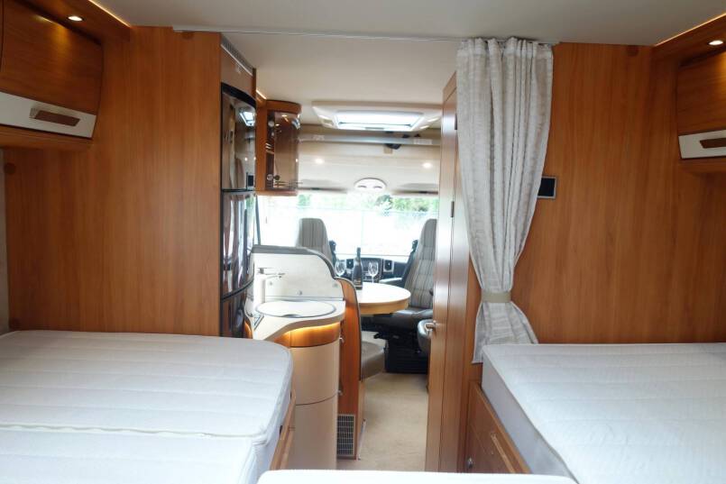 Hymer B 588 AUTOMAAT 180 PK, 2 aparte bedden, garage 19