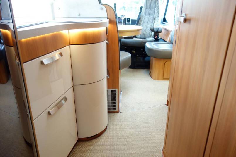 Hymer B 588 AUTOMAAT 180 PK, 2 aparte bedden, garage 20