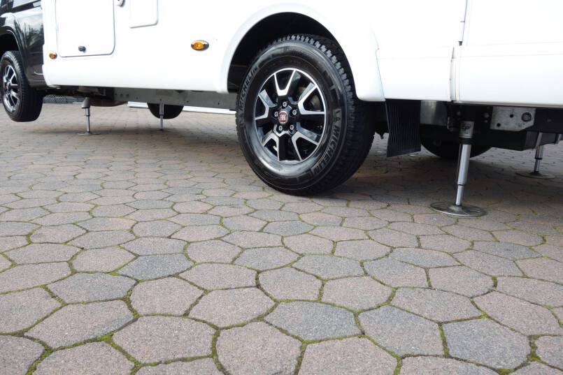 Hymer T 578 CL AL-KO chassis 180 pk AUTOMAAT, enkele bedden 9