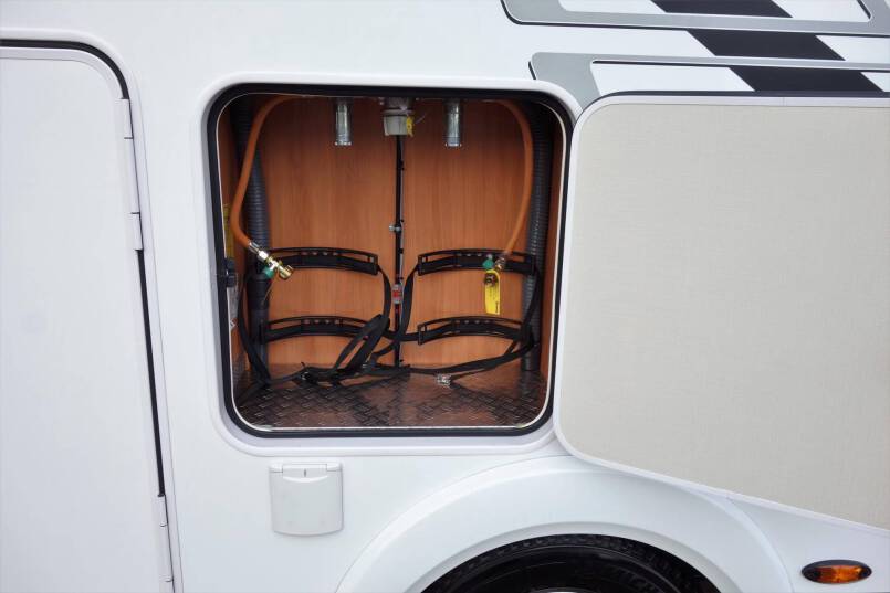 Hymer T 578 CL AL-KO chassis 180 pk AUTOMAAT, enkele bedden 11