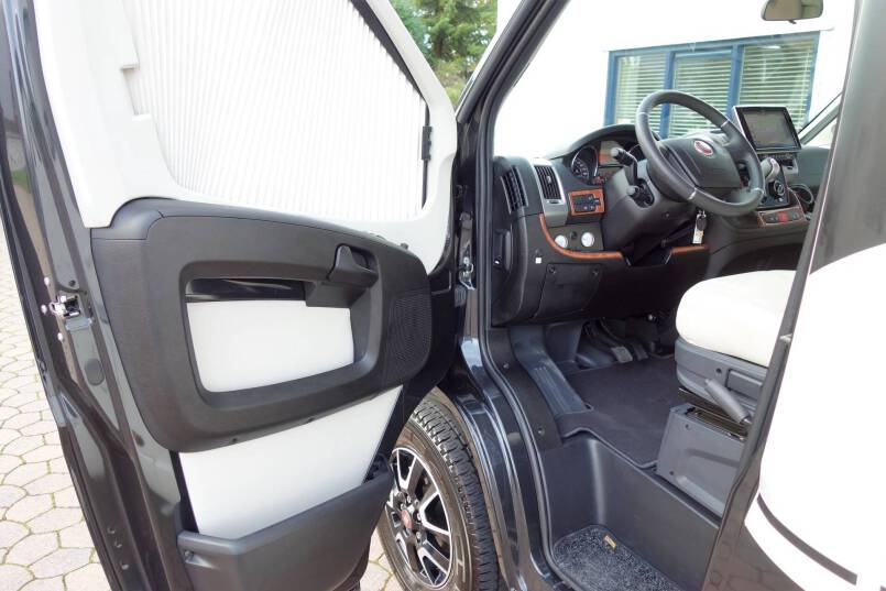 Hymer T 578 CL AL-KO chassis 180 pk AUTOMAAT, enkele bedden 15