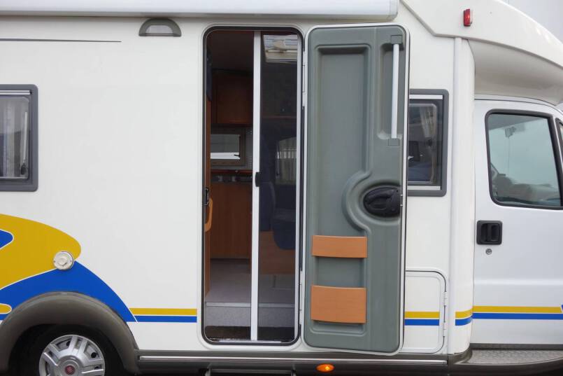 Eura Mobil Contura 652 SB frans bed, airco 9