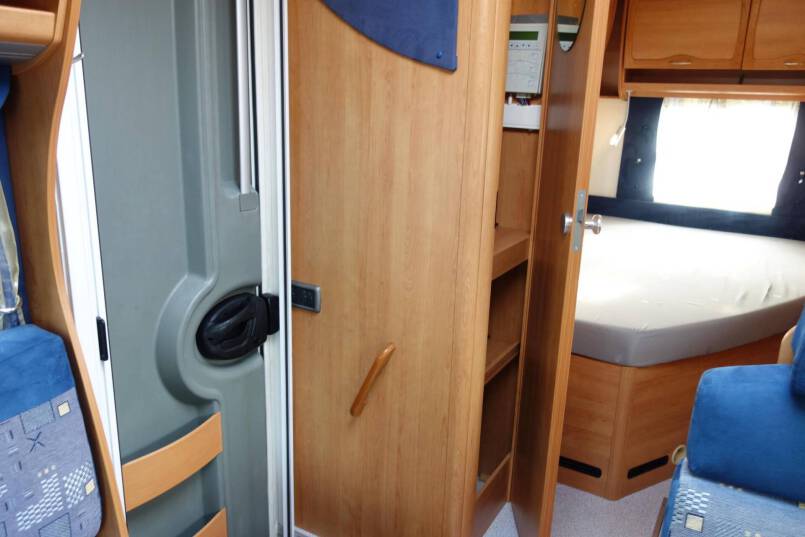 Eura Mobil Contura 652 SB frans bed, airco 17