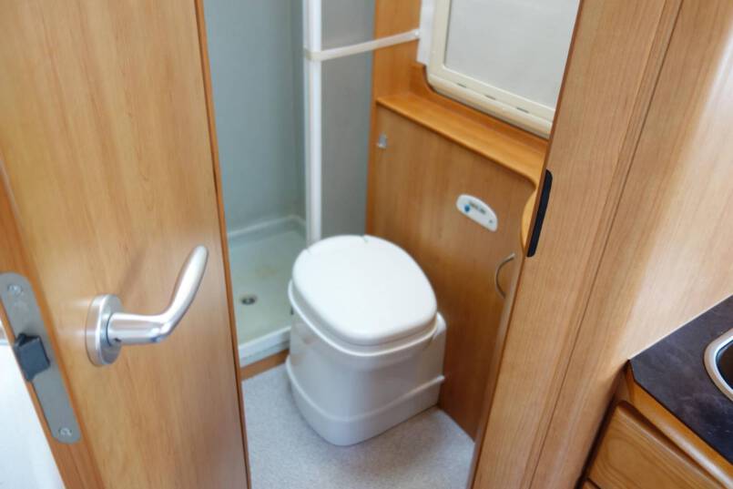 Eura Mobil Contura 652 SB frans bed, airco 22