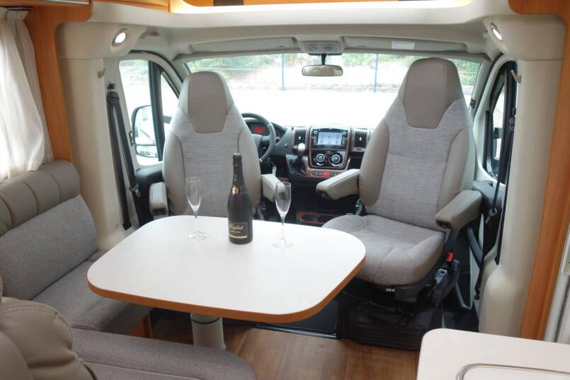 Hymer Exsis-T 588 AUTOMAAT, 150 pk, compact met 2 aparte bedden 13