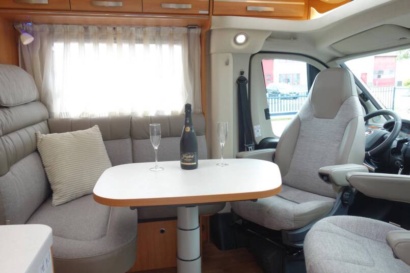 Hymer Exsis-T 588 AUTOMAAT, 150 pk, compact met 2 aparte bedden 14