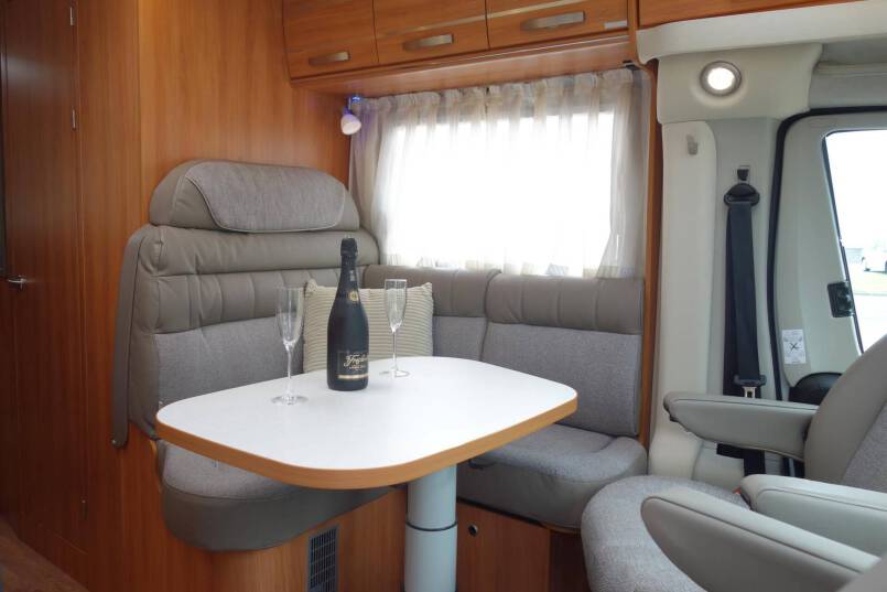Hymer Exsis-T 588 AUTOMAAT, 150 pk, compact met 2 aparte bedden 15