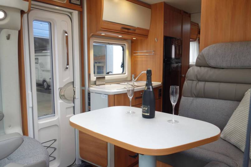 Hymer Exsis-T 588 AUTOMAAT, 150 pk, compact met 2 aparte bedden 16