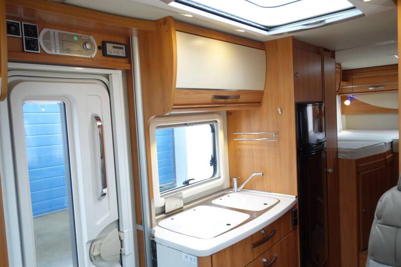 Hymer Exsis-T 588 AUTOMAAT, 150 pk, compact met 2 aparte bedden 17
