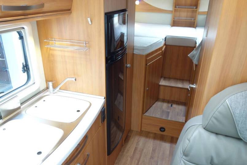 Hymer Exsis-T 588 AUTOMAAT, 150 pk, compact met 2 aparte bedden 19