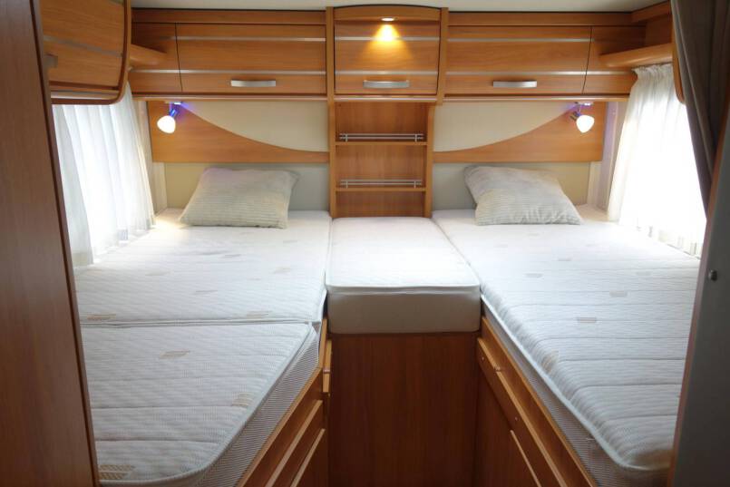 Hymer Exsis-T 588 AUTOMAAT, 150 pk, compact met 2 aparte bedden 20
