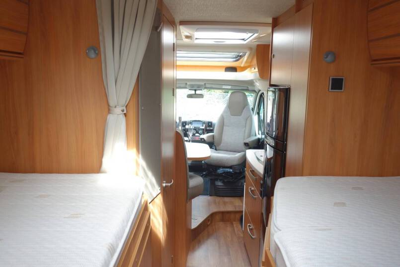 Hymer Exsis-T 588 AUTOMAAT, 150 pk, compact met 2 aparte bedden 22