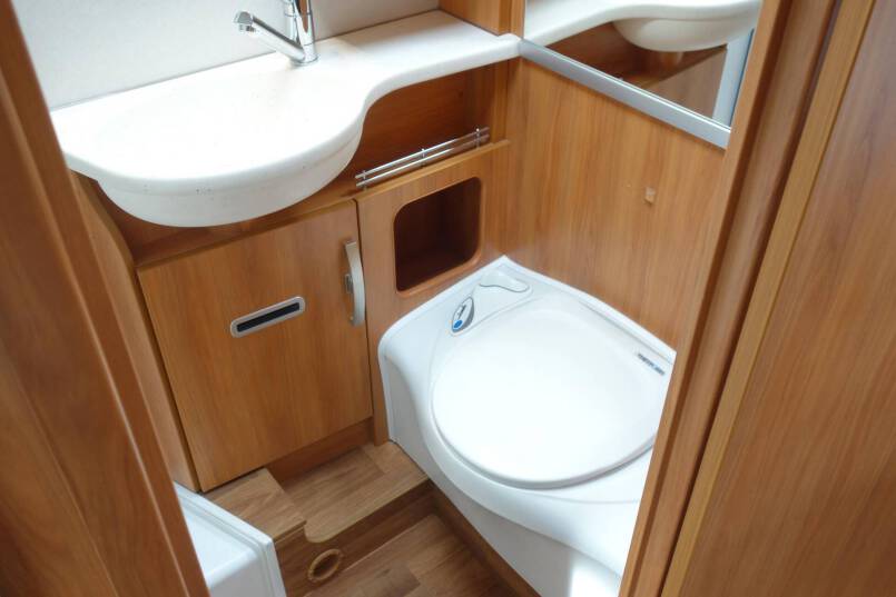 Hymer Exsis-T 588 AUTOMAAT, 150 pk, compact met 2 aparte bedden 23