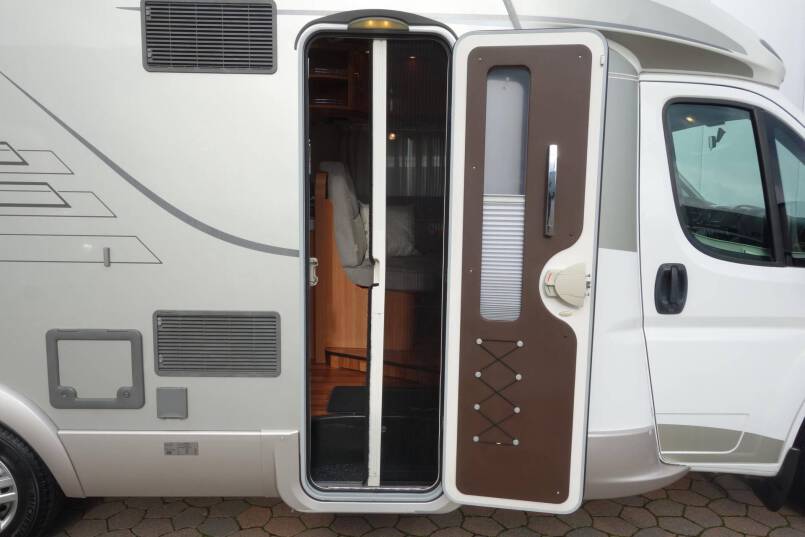 Hymer T 698 CL Exclusive Line 160 pk half integraal, Queens bed 9