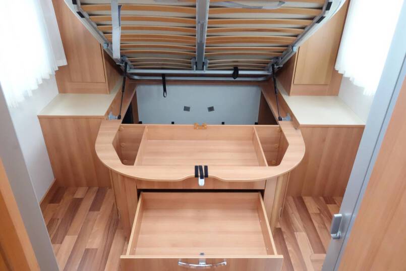 Hymer T 698 CL Exclusive Line 160 pk half integraal, Queens bed 29