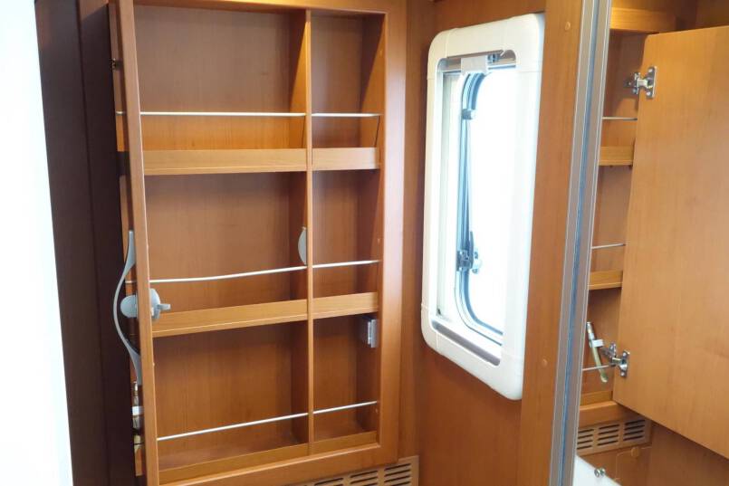 Hymer B 554 3.0 158 pk AUTOMAAT, bovenkastjes cabine, levelsysteem 38