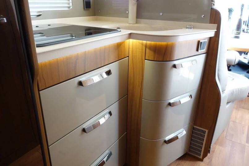 Hymer B 588 PL AUTOMAAT, 180 PK, Premium Line, 2 aparte bedden, garage 27