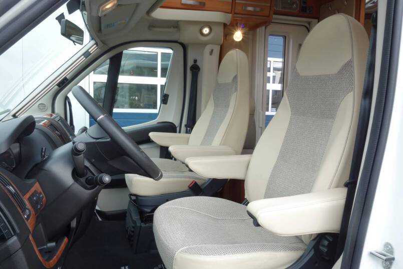 Hymer Exsis-T 688 AUTOMAAT, 150 pk, compact met 2 aparte bedden 13