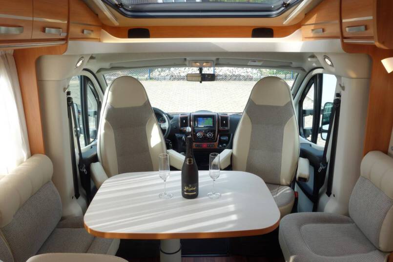 Hymer Exsis-T 688 AUTOMAAT, 150 pk, compact met 2 aparte bedden 17