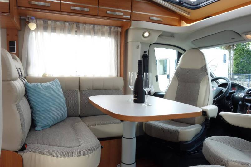 Hymer Exsis-T 688 AUTOMAAT, 150 pk, compact met 2 aparte bedden 19