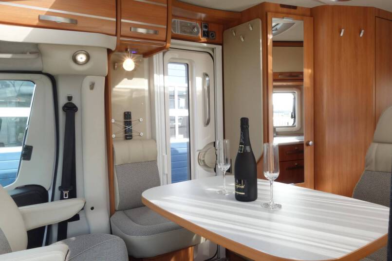 Hymer Exsis-T 688 AUTOMAAT, 150 pk, compact met 2 aparte bedden 21